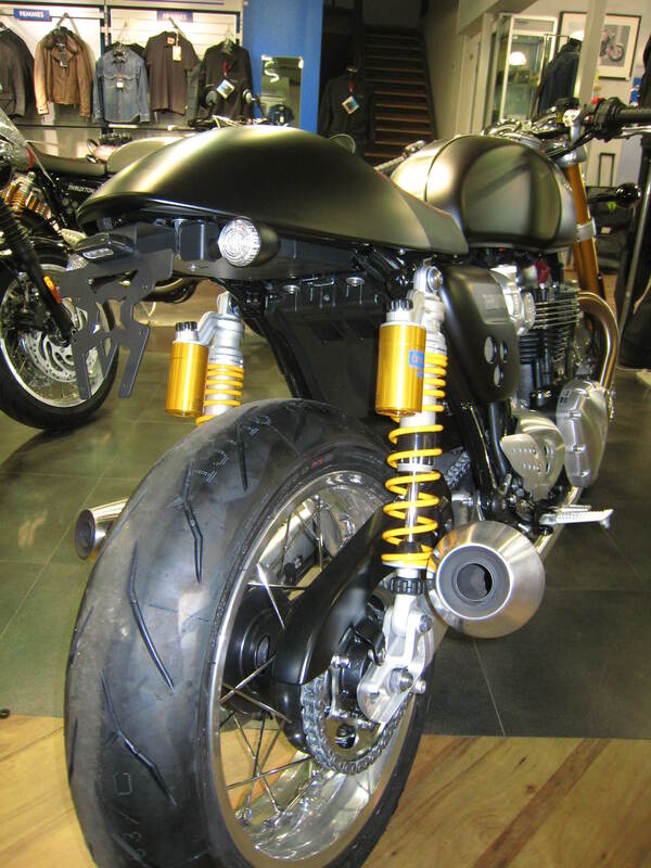 Triumph Thruxton 1200 [ACCESS DESIGN] - support de plaque d'immatriculation passage de roue noir Triumph Thruxton 1200