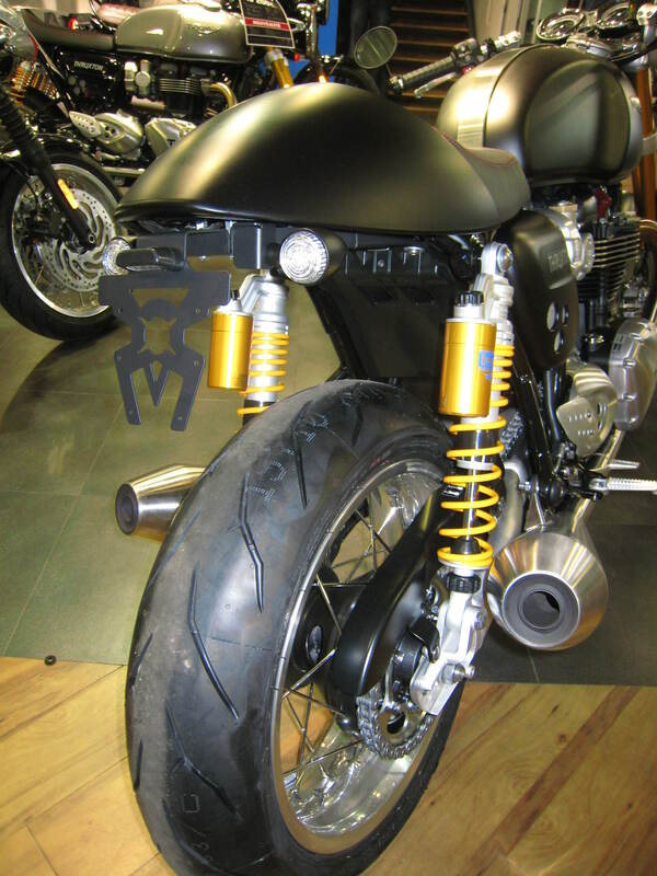 Triumph Thruxton 1200 [ACCESS DESIGN] - support de plaque d'immatriculation passage de roue noir Triumph Thruxton 1200