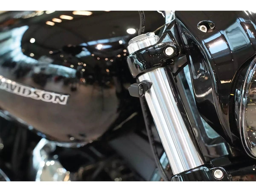 Harley Davidson Softail [2018-2025] – Quick-Stripe Blinkerset 49mm Schwarz