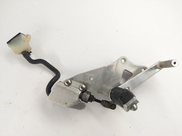 Suzuki GSXR 1100 GV73A [1992] - Repose-pied avec support droit et pompe de frein