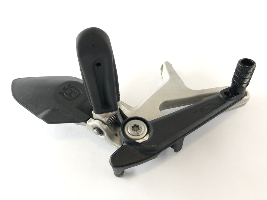 Husqvarna 701 Vitpilen [2018] - Footer del conducente a destra con supporto e pedale del freno