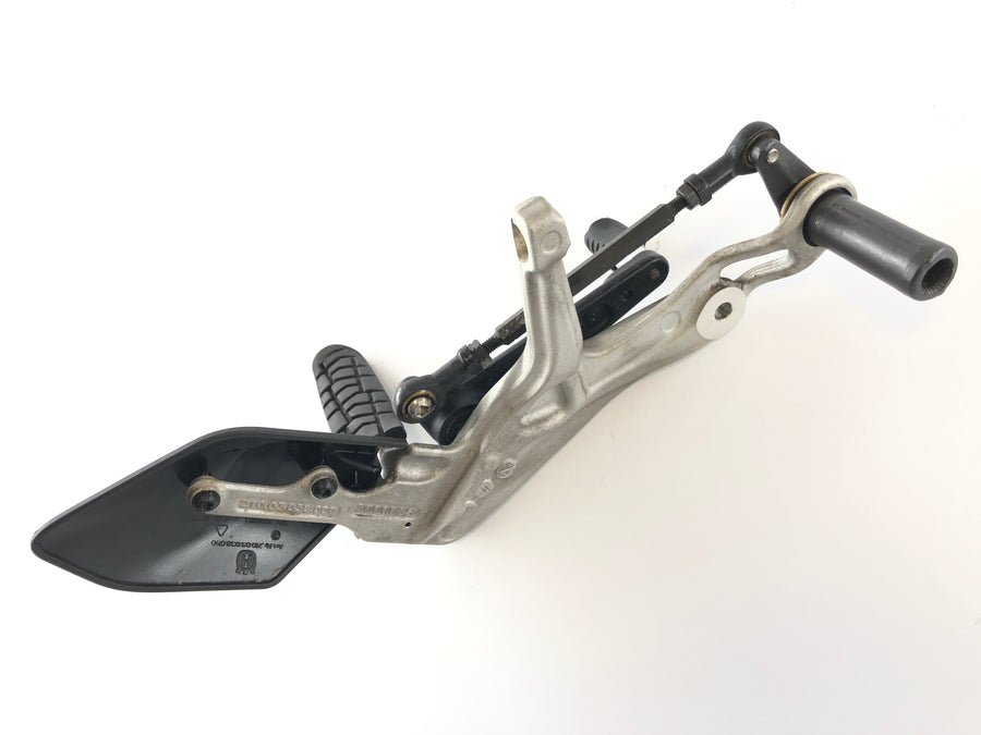 Husqvarna 701 VITPIlen [2018] - Piede del conducente a sinistra con supporto e leva degli ingranaggi