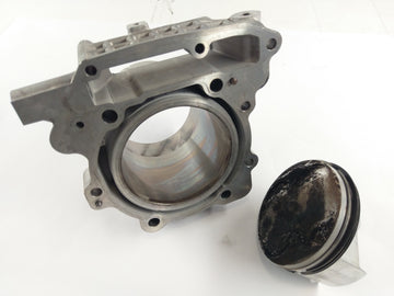 Aprilia RST 1000 Futura [2004] - Cylindre avec des pistons
