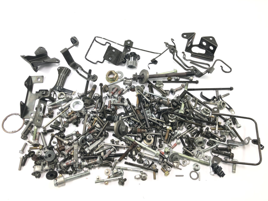Kawasaki VN 1600 Classic VNT60A [2007] - pièces restantes et vis lot mixte de petites pièces