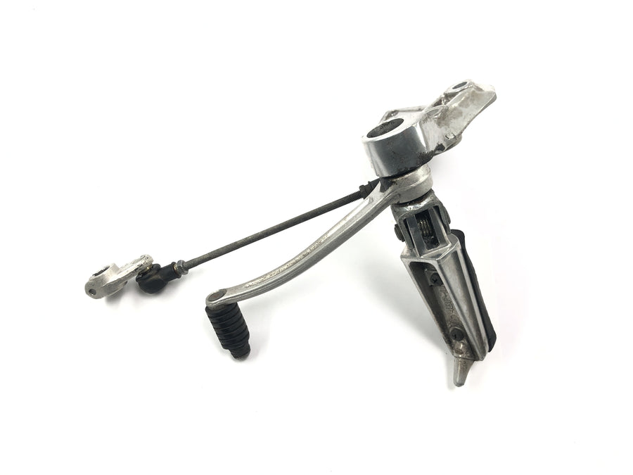 Yamaha XJR 1300 RP02 [1999] - Footrest system Driver's footrest on the left with shift pedal and shift linkage