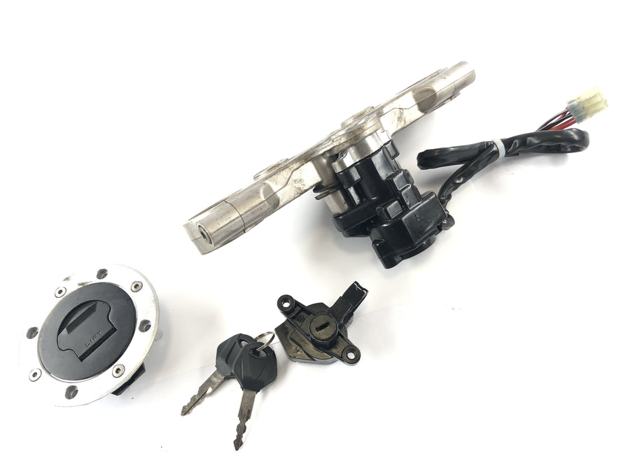 Suzuki GSF 1200 S Bandit WVA9 [2003] - locksmith with fork bridge above ignition lock tank lock
