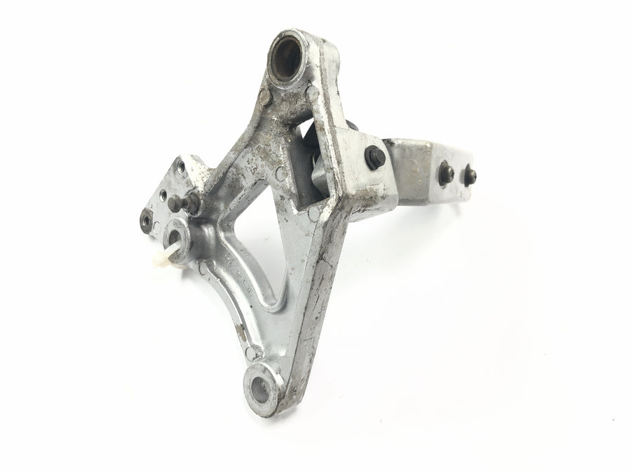Suzuki GSX R 1100 GU74C [1987] - Footrest system Driver's footrest with holder on the right