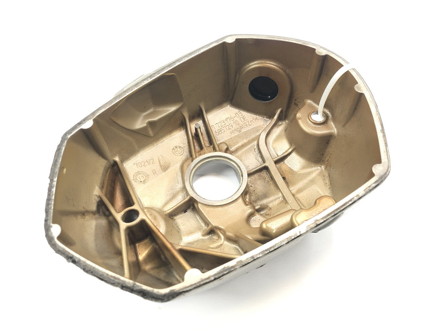 BMW R 1200 GS Adventure R12 [2012] - valve lid on the right