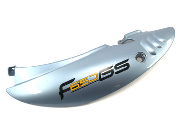 BMW F 650 GS R13 [2002] - Apertura del coperchio del rivestimento del rivestimento del rivestimento posteriore a sinistra
