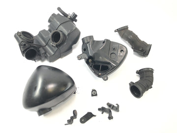 Suzuki VZ 1500 WVCU [2011] - Air filter box airbox air filter housing intake box