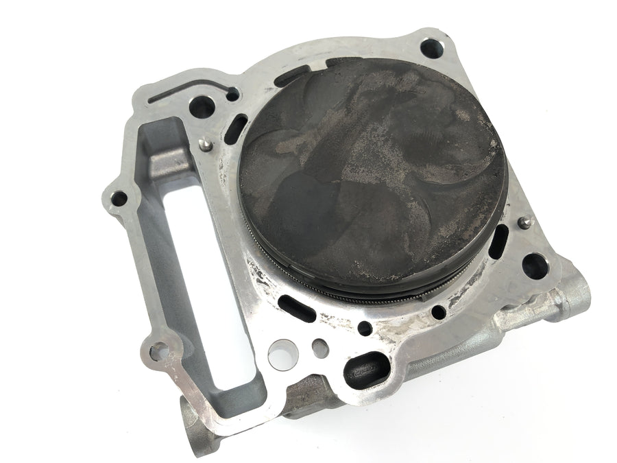 KTM 1050 Adventure [2017] - cylinder with pistons in the back