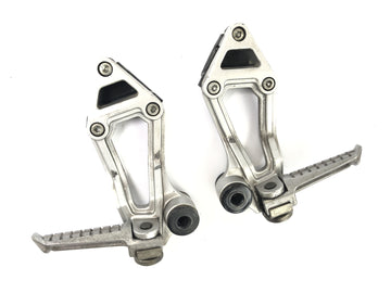 Kawasaki ZX -10 ZXT00B [1990] - footrest facility socius footrests on the left and right