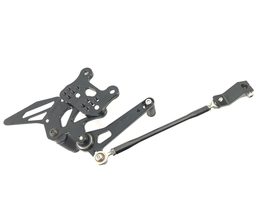 Aprilia RSV4 1000 [2010] - Sistema footrest impostato con pedale di commutazione e pedale del freno