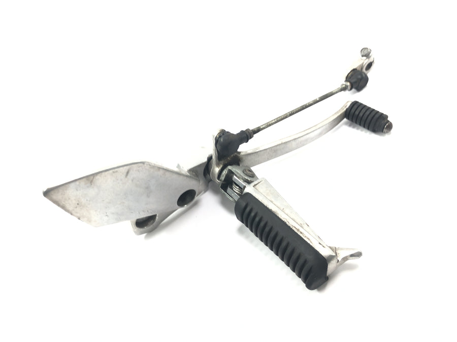 Yamaha XJR 1300 RP02 [1999] - Footrest system Driver's footrest on the left with shift pedal and shift linkage