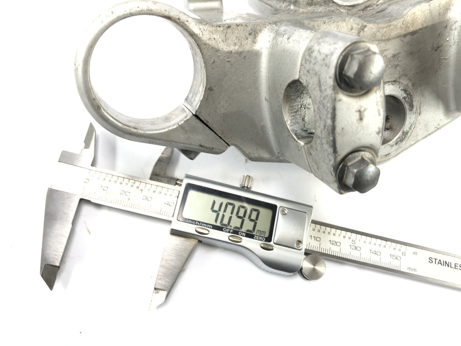 Kawasaki ZR7 ZR750F [1999] - fork bridge above handlebar holder