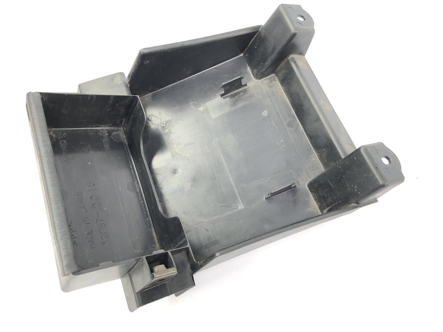 Kawasaki Z 1000 ZRT00A [2006] - Protection anti-éclaboussures du compartiment de batterie