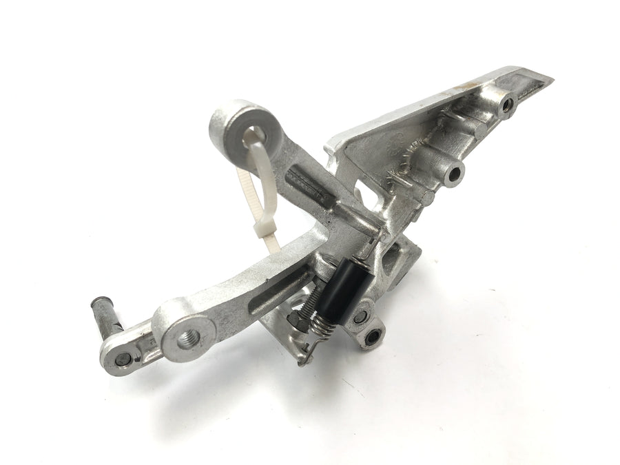 Aprilia RST 1000 FUTURA [2002] - Footrest del conducente matura a destra con il pedale del freno