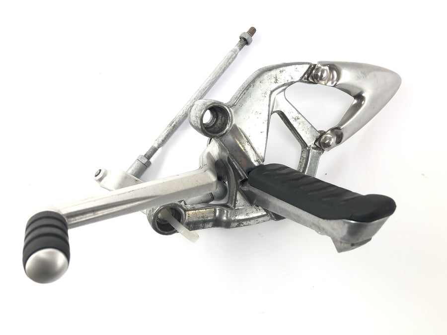 Triumph Sprint ST 1050 [2005] - Footresting system Driver's footrest footremist footrest plate on the left with switching pedal and linkage