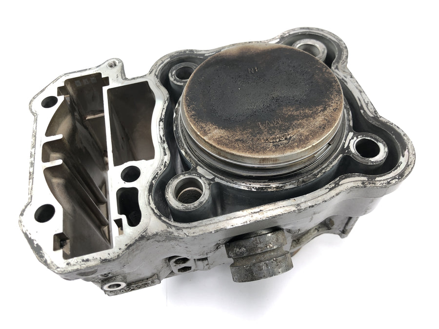 Honda XRV 750 Africa Twin RD04 [1990] - cylinder with piston at the front