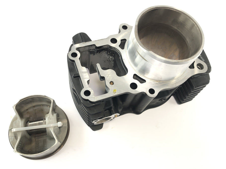 Suzuki VZ 1500 WVCU [2011] - Cylindre avec cylindre à piston à l'arrière
