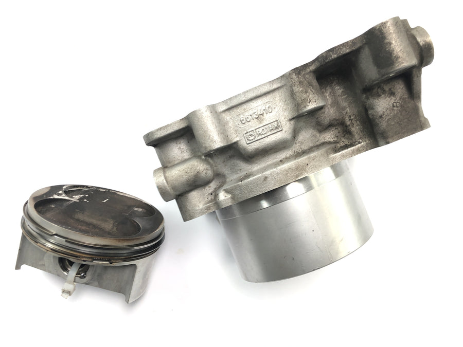 Aprilia RSV 1000 RP Mille [2001] - cylinder with piston at the front