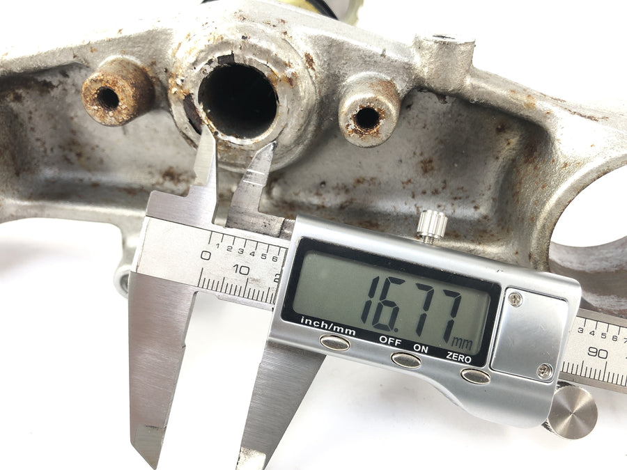 Honda NX 650 RD02 [1989] - fork bridge below