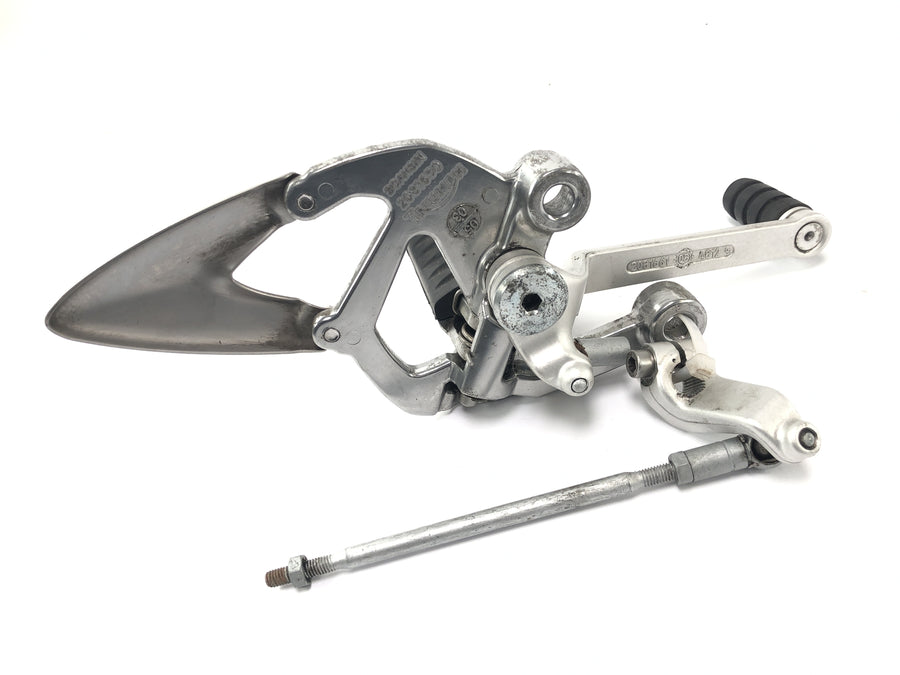 Triumph Sprint ST 1050 [2005] - Footresting system Driver's footrest footremist footrest plate on the left with switching pedal and linkage