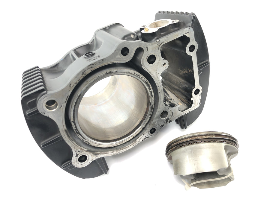 Suzuki VZ 1500 WVCU [2011] - cylinder with piston cylinder front