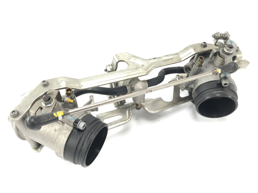 Moto Guzzi Stelvio 1200 4V [2009] - Drosselklappe Einspritzanlage mit Gestänge