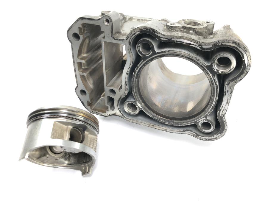 Honda XRV 750 Africa Twin RD04 [1990] - cylinder with piston at the front