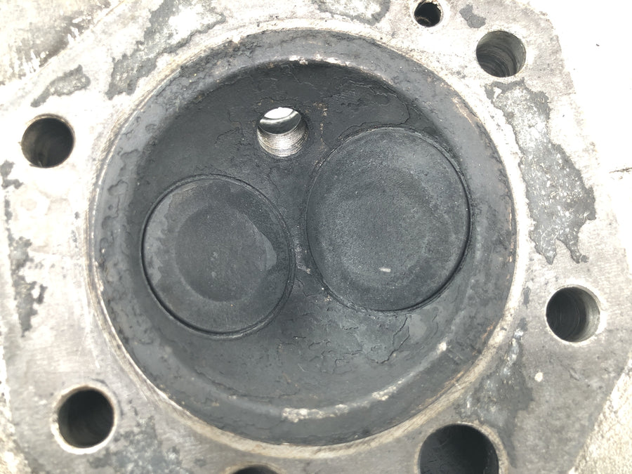 Moto Guzzi V7 Special [1971] - Cylinder head left valve head head engine cylinder head