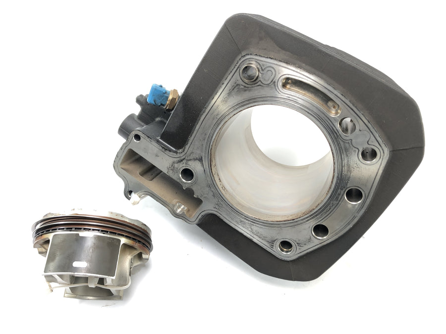 Moto Guzzi Stelvio 1200 4V [2009] - cylinder with pistons on the right