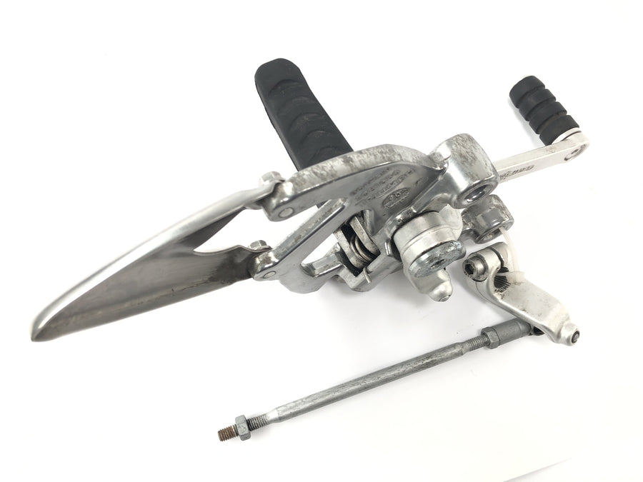 Triumph Sprint ST 1050 [2005] - Footresting system Driver's footrest footremist footrest plate on the left with switching pedal and linkage