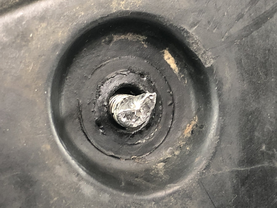 KTM 640 LC4 EGS [1999] - Tank petrol tank fairing screws broken off