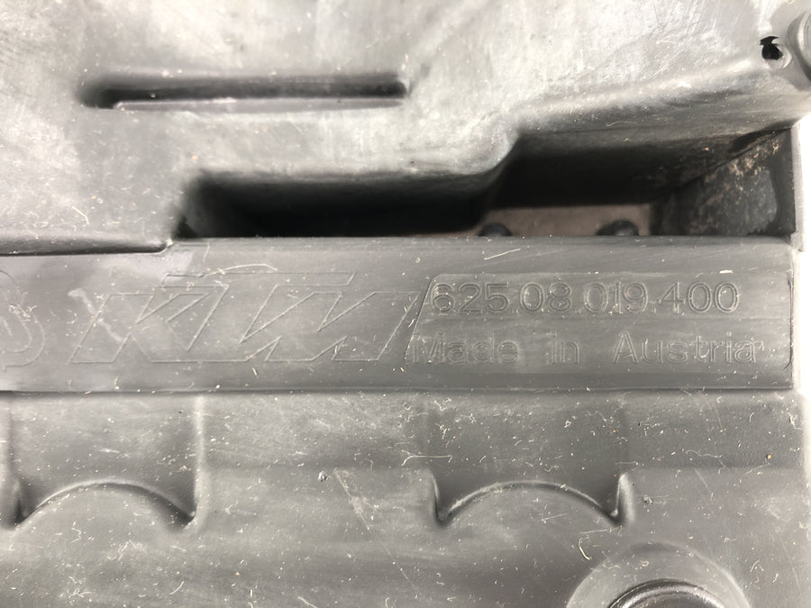KTM 950 SM LC8 [2008] - Sede sotto la protezione del rivestimento interno del rivestimento