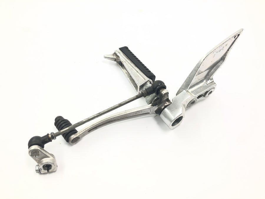Yamaha XJR 1300 RP02 [1999] - Footrest system Driver's footrest on the left with shift pedal and shift linkage