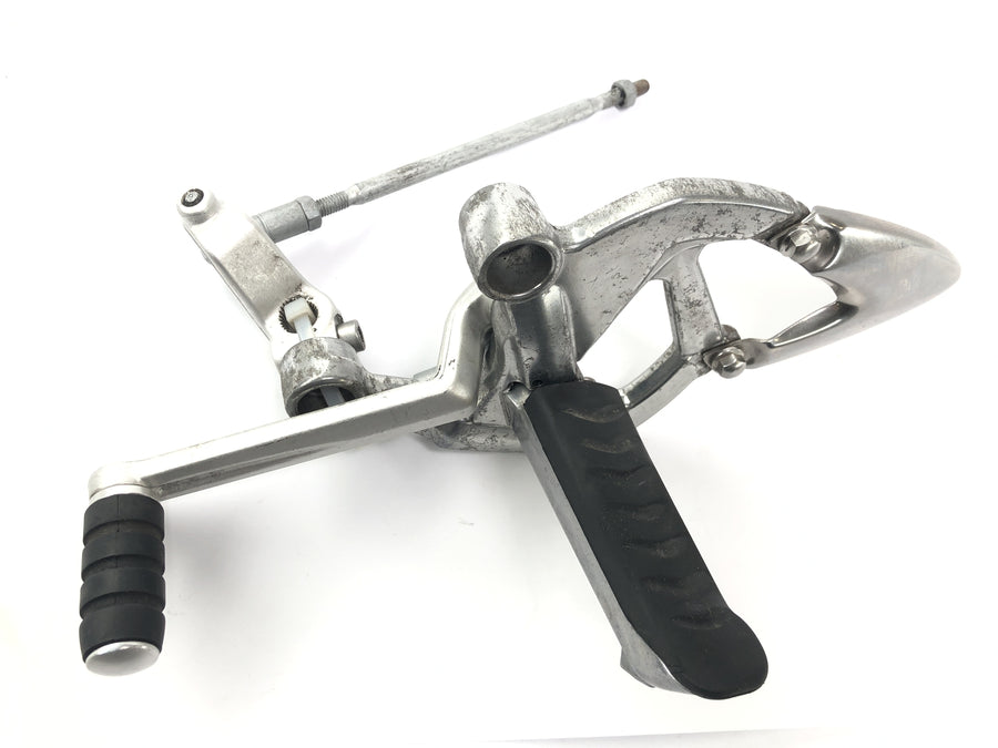 Triumph Sprint ST 1050 [2005] - Footresting system Driver's footrest footremist footrest plate on the left with switching pedal and linkage