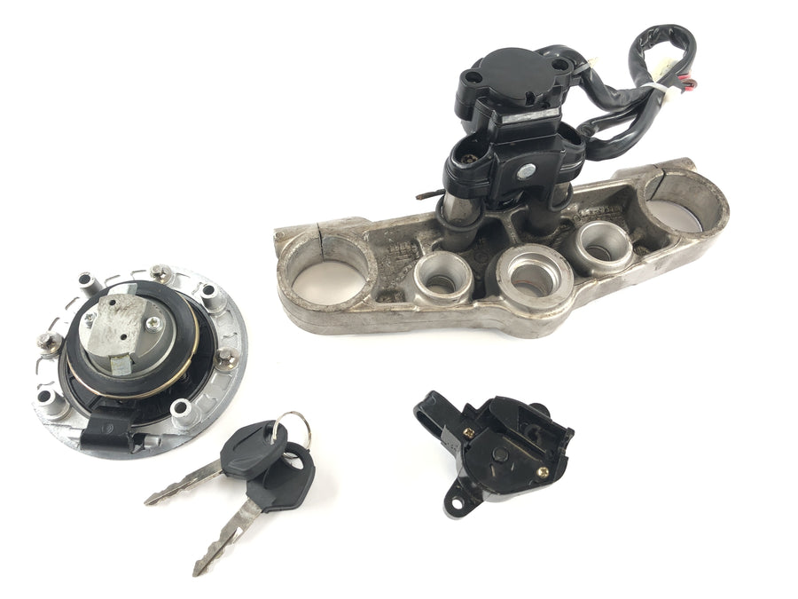 Suzuki GSF 1200 S Bandit WVA9 [2003] - locksmith with fork bridge above ignition lock tank lock