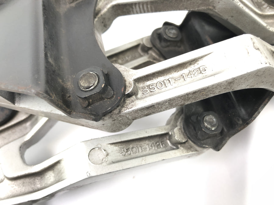 Kawasaki ZX -10 ZXT00B [1990] - footrest facility socius footrests on the left and right