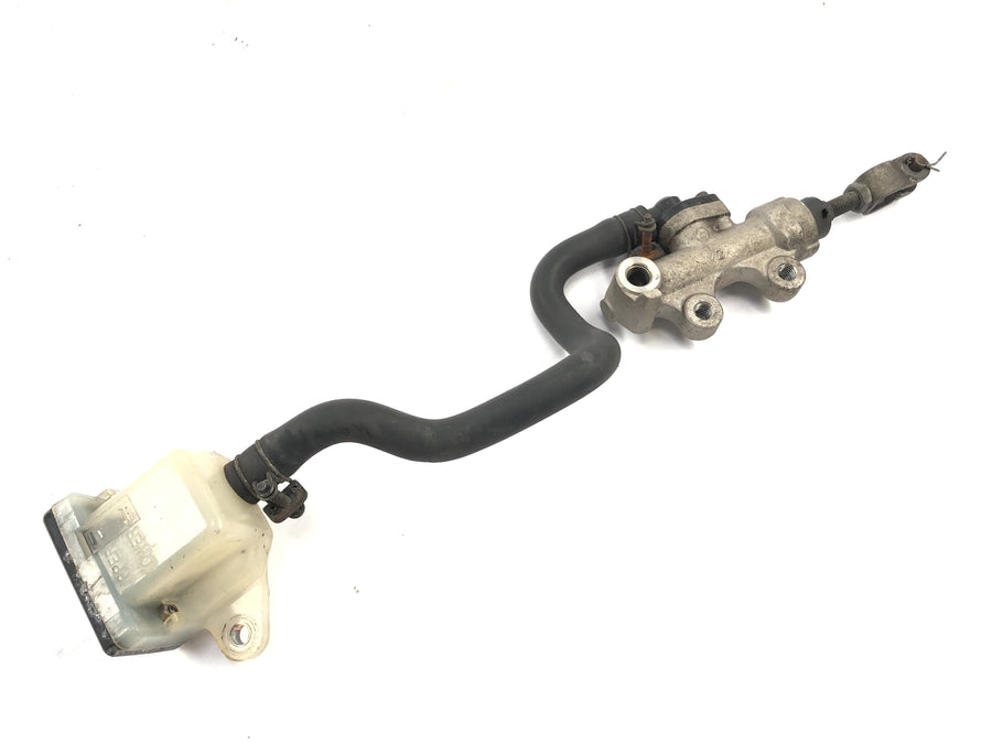 Suzuki GSX R 1100 GV73B [1990] - brake pump behind