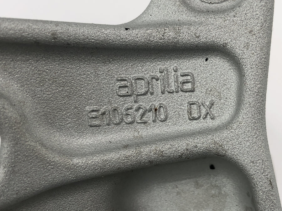 Aprilia RSV 1000 R [2004] - Repose-pieds passager avec support de système de repose-pieds arrière gauche et droit