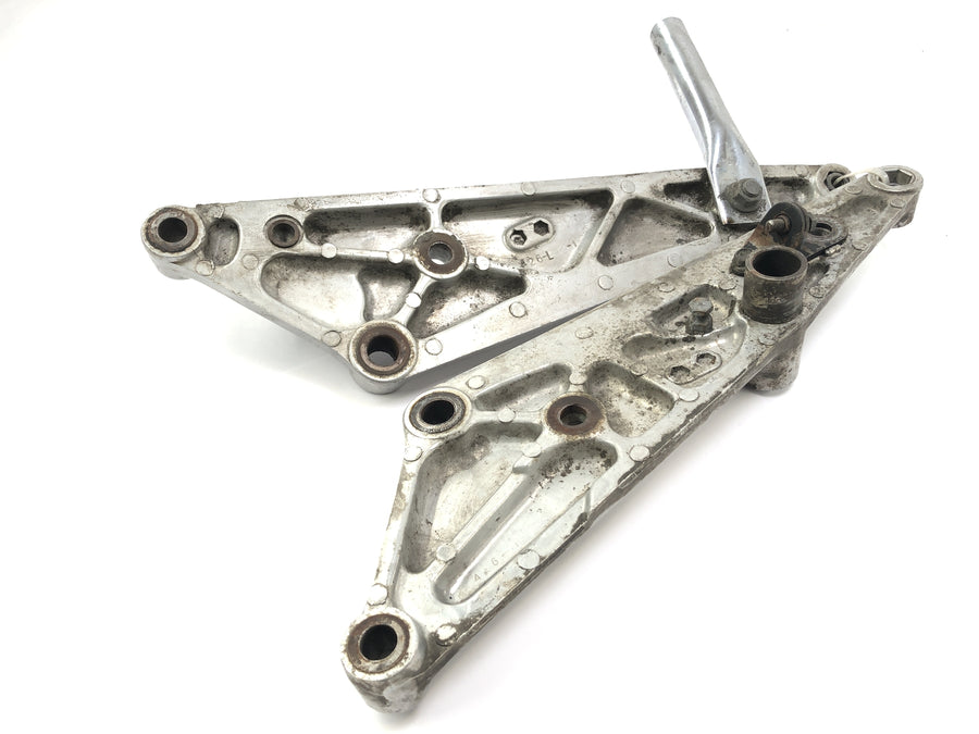 Honda CB 650 RC03 [1981] - Supports de repose-pieds gauche et droit