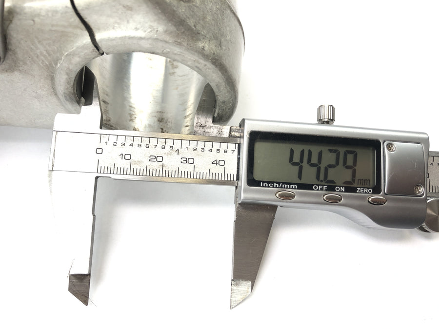 Triumph Daytona 955i T595N [2003] - fork bridge below