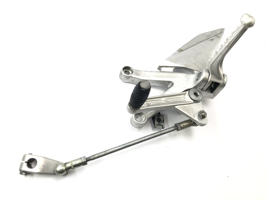 Aprilia RST 1000 Futura [2002] - Driver's footran on the left with gear lever and linkage