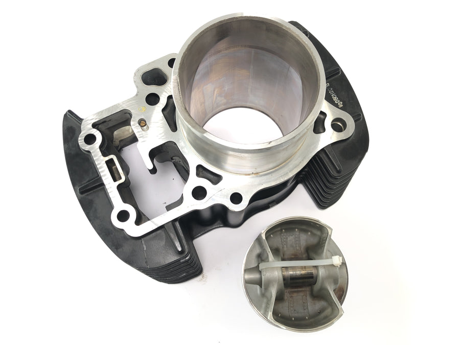 Suzuki VZ 1500 WVCU [2011] - cylinder with piston cylinder front
