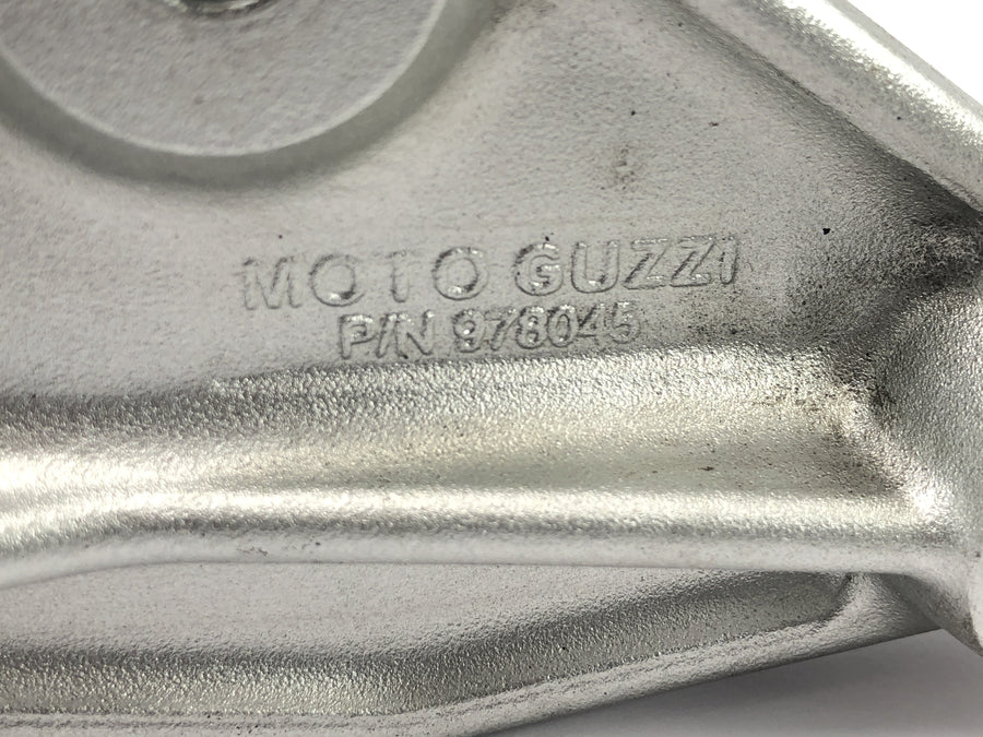 Moto Guzzi Stelvio 1200 8V [2016] - Fußrastenanlage links Fahrerfußraste und Soziusraste mit Halterung