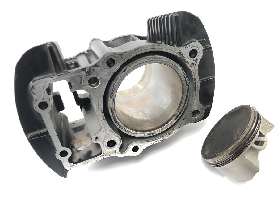 Suzuki VZ 1500 WVCU [2011] - cylinder with piston cylinder front