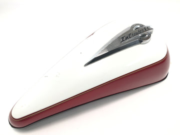 Suzuki Intruder VL 1500 AL [2000] - pannello del serbatoio sulla copertura laterale destra leggermente danneggiato