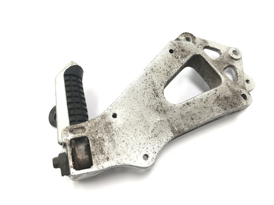 Suzuki GSX R 1100 GU74C [1987] - Pillion footrest with bracket on the left