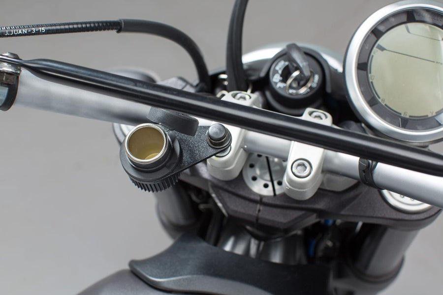 [SW-MOTECH] - Piastra di montaggio per accendisigari M8 – Figura 1